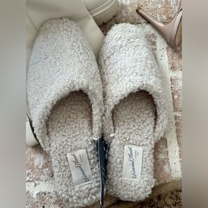 Universal Thread off white sherpa mules size 7, new with tag